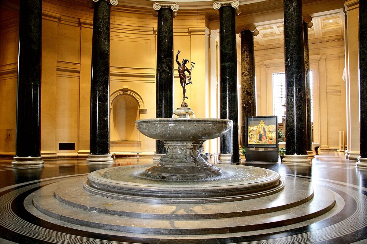National Gallery of Art rotunda and marble columns in Washington DC