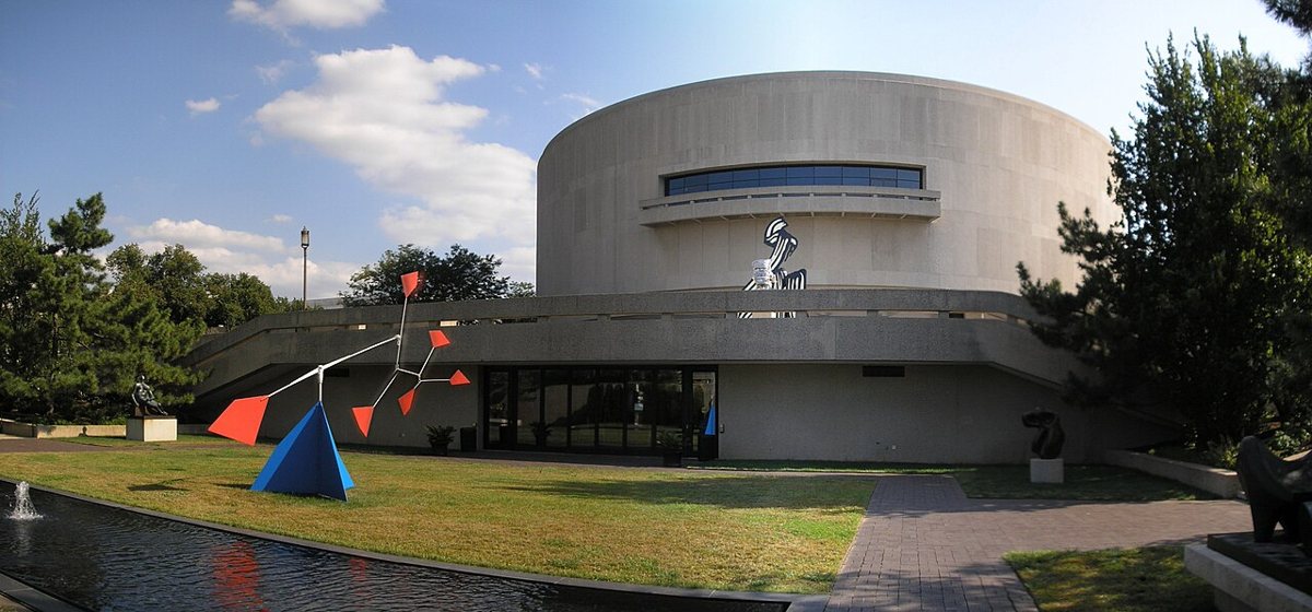 Hirshhorn Museum circular building and sculpture garden